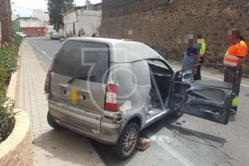 Arde un vehículo de licencia municipal en la carretera de La Pardilla (Foto TA)